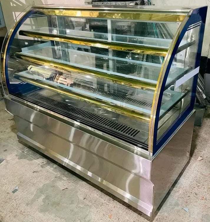 BEND GLASS BAKERY DISPLAY