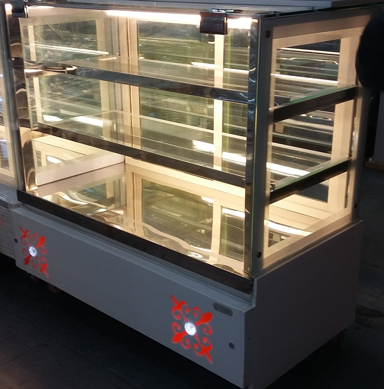 COLD CAKE DISPLAY